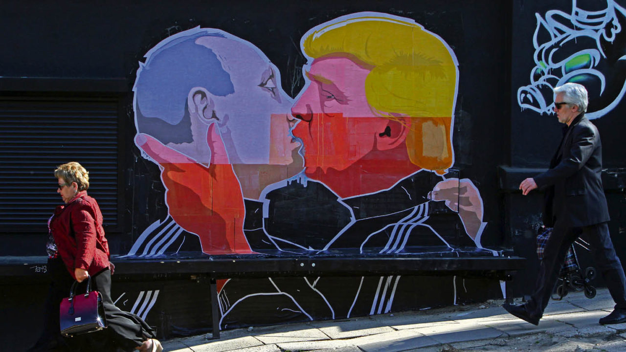 Putin and Trump Kissing graffiti