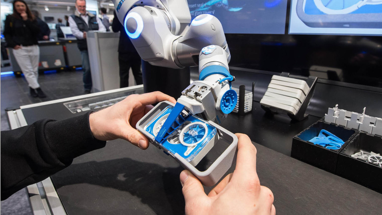 Industry 5.0 in action: Festo’s pneumatic, lightweight Bionic Cobot at the Hanover Fair