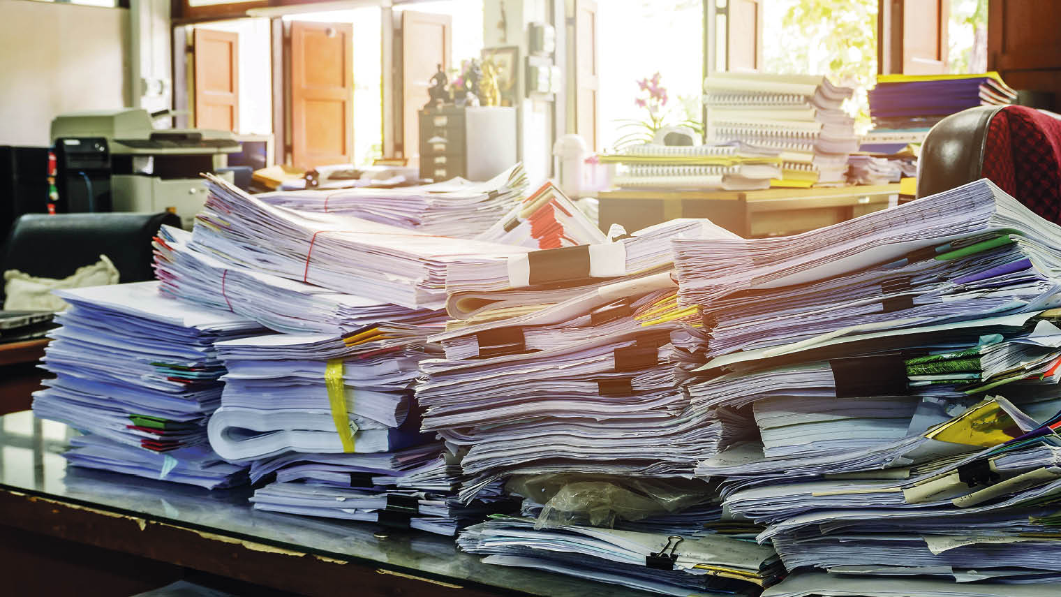 Много бумаг на столе. Стопка документов. Бумаги на столе. Много документов. Стол заваленный бумагами.