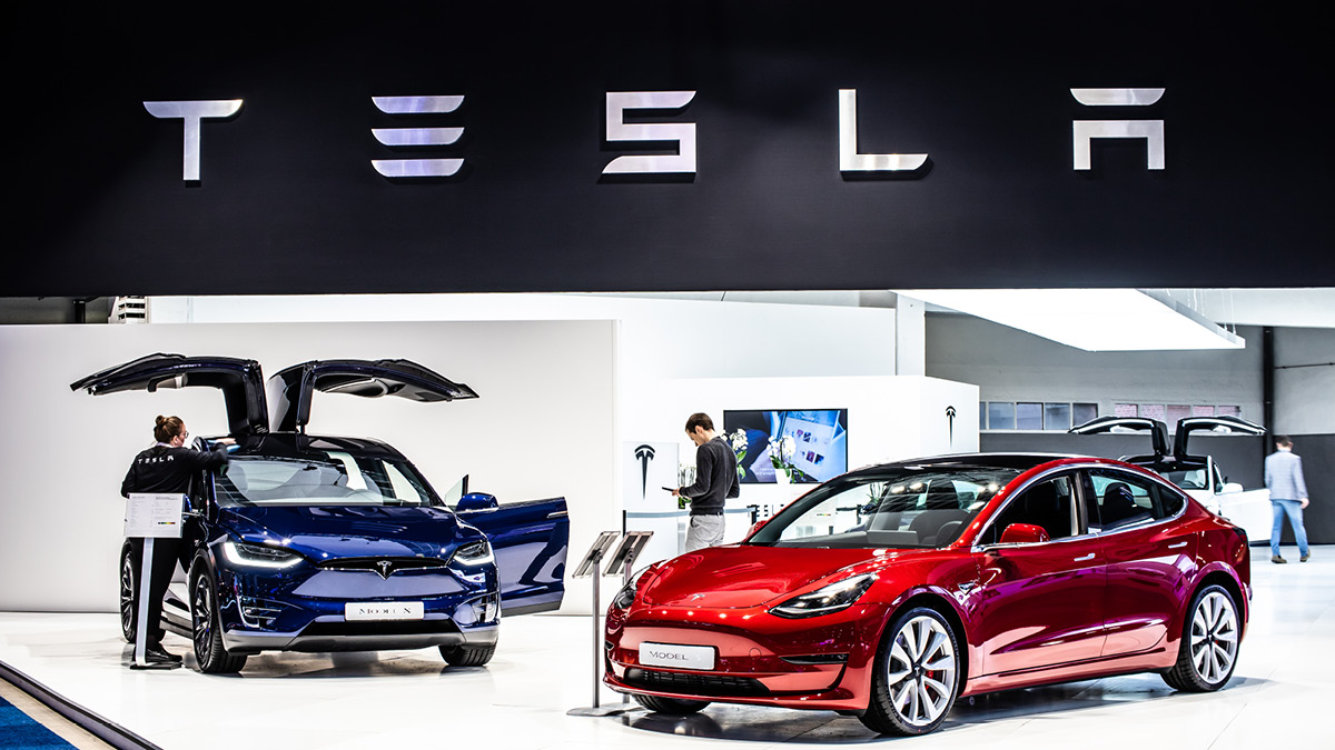 Under certain ESG standards, the ratings of fossil-fuel giant Exxon Mobil and electric car maker Tesla could well be the same