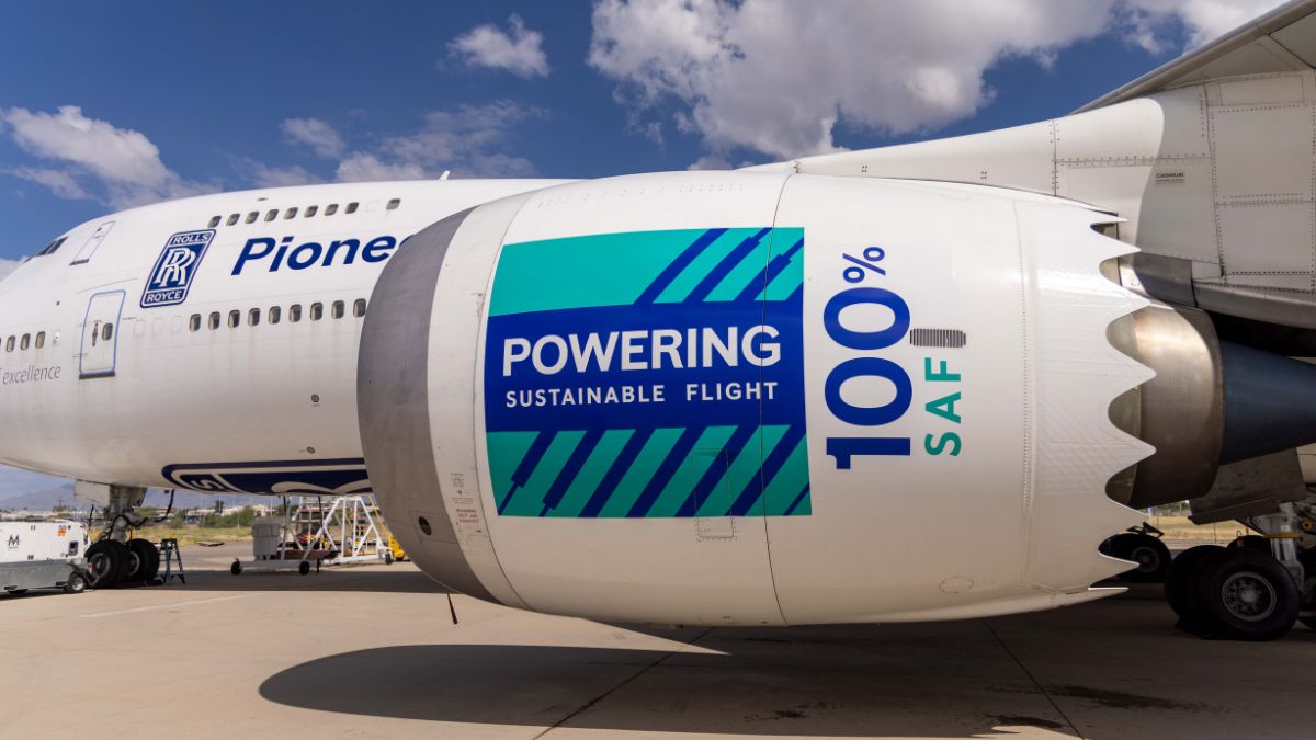 Rolls Royce and Boeing carry out the first successful flight of a 747 jet aircraft using 100% sustainable aviation fuel