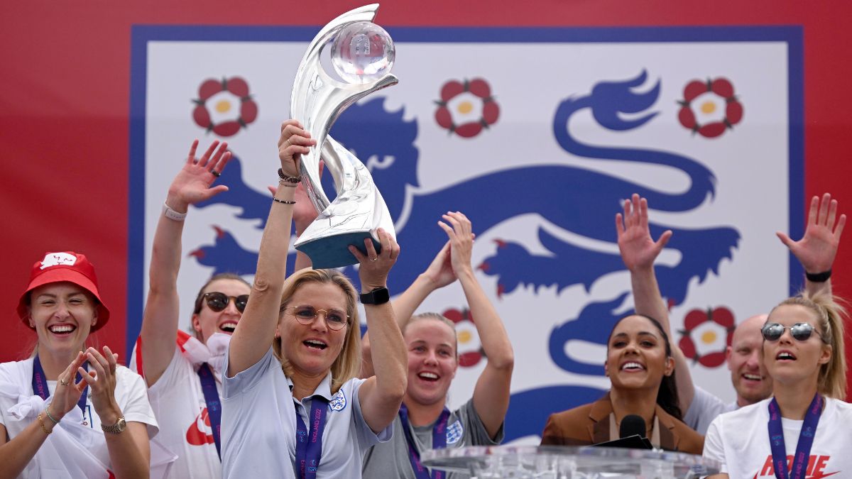 LONDON, ENGLAND - AUGUST 01: Sarina Wiegman, Manager of England lifts the UEFA Women’s EURO 2022 Trophy during the England Women's Team Celebration at Trafalgar Square on August 01, 2022 in London, England. The England Women's Football team beat Germany 2-1 in the Final of The UEFA European Women's Championship last night at Wembley Stadium.  (Photo by Leon Neal/Getty Images)
