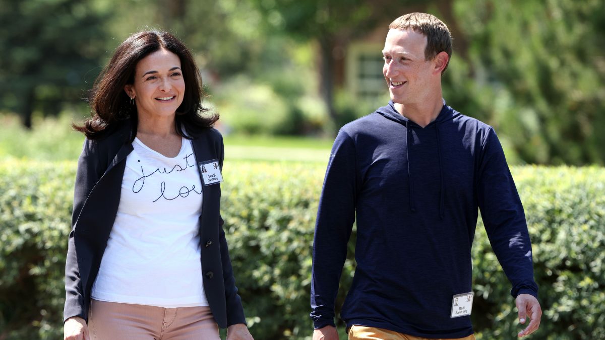 Meta COO Sheryl Sandberg and CEO Mark Zuckerberg walking