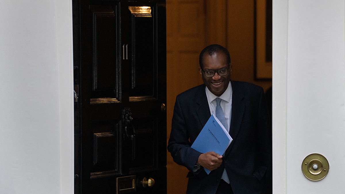 Prime Minister Kwasi Kwarten leaves 11 Downing Street ahead of government mini-budget