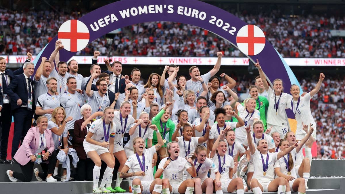 England players celebrate winning the UEFA Women's EURO 2022 Trophy